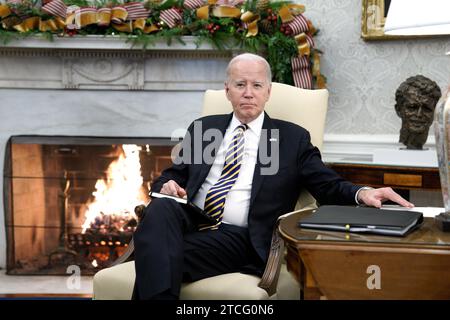 Washington, Vereinigte Staaten. Dezember 2023. US-Präsident Joe Biden trifft sich am 12. Dezember 2023 mit dem ukrainischen Präsidenten Wolodymyr Zelenskyy im Oval Office des Weißen Hauses in Washington, DC. Quelle: Yuri Gripas/Pool über CNP/dpa/Alamy Live News Stockfoto