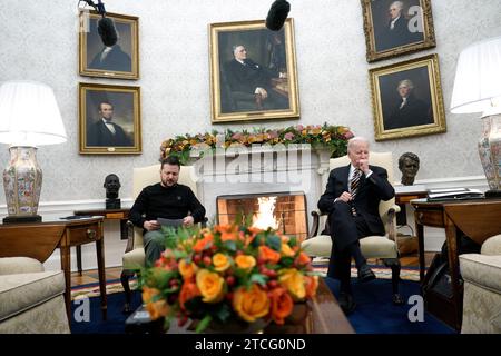 Washington, Vereinigte Staaten. Dezember 2023. US-Präsident Joe Biden trifft sich am 12. Dezember 2023 mit dem ukrainischen Präsidenten Wolodymyr Zelenskyy im Oval Office des Weißen Hauses in Washington, DC. Quelle: Yuri Gripas/Pool über CNP/dpa/Alamy Live News Stockfoto