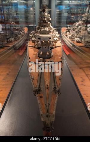 Modell des deutschen Schlachtschiffs Tirpitz, des Kriegsschiffs der Bismarck-Klasse im Internationalen Schifffahrtsmuseum in der HafenCity, Hamburg. Stockfoto