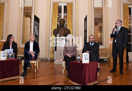 Mailand, Italien. Dezember 2023. Mailand, Italien zu stolz, zu fragil Callas Roman Buch von Alfonso Signorini Mondadori mit der Präsentation von Cesara Buonamici und Alberto Mattioli mit Raina Kabaivanska Sopran auf dem Foto: Credit: Independent Photo Agency/Alamy Live News Stockfoto