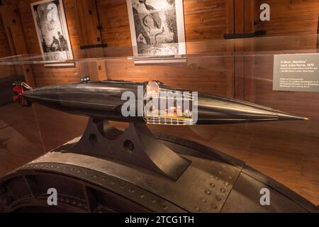 Modell des „Nautilus“ aus Jules Vernes „20.000 Liagues Under the Sea“ (1870), International Maritime Museum in HafenCity, Hamburg, Deutschland. Stockfoto