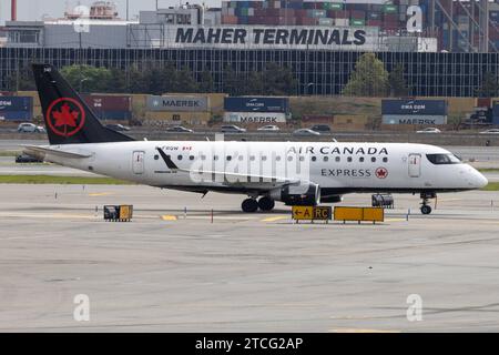 Die Embraer E175SU E75S der Fluglinie Air Canada Express AC/ACA, Betreiber Jazz Aviation, mit der Registrierung C-FRQW MSN: 17000154 rollt am Flughafen New York Newark Liberty Int l Airport KEWR/EWR. Newark New Jersey Vereinigte Staaten *** der Embraer E175SU E75S der Fluggesellschaft Air Canada Express AC ACA , Betreiber Jazz Aviation, mit der Registrierung C FRQW MSN 17000154 fährt am New York Newark Liberty Int l Airport KEWR EWR Newark New Jersey USA Stockfoto