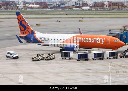 Die Boeing 737-8JP B738 der Fluglinie Sun Country Airlines SY / SCX mit der Registrierung N841SY MSN: 40865 parkt am Flughafen New York Newark Liberty Int l Airport KEWR/EWR. Newark New Jersey Vereinigte Staaten *** die Boeing 737 8JP B738 von Sun Country Airlines SY SCX mit der Registrierung N841SY MSN 40865 parkt am New York Newark Liberty Int l Airport KEWR EWR Newark New Jersey United States Stockfoto