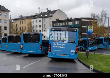 Busparkplatz, während Pausenzeiten, oberhalb des Zentralen Busbahnhof, Busse der WSW, am Hauptbahnhof, Wuppertal, NRW, Deutschland Busbahnhof *** Busparkplatz, in den Pausen, oberhalb des zentralen Busbahnhofs, WSW-Busse, am Hauptbahnhof, Wuppertal, NRW, Deutschland Busbahnhof Stockfoto