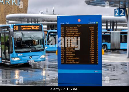 Digitaler Fahrplan, Anzeigetafel, am Zentralen Busbahnhof, Busse der WSW, am Hauptbahnhof, Wuppertal, NRW, Deutschland Busbahnhof *** digitaler Fahrplan, Anzeigetafel, am zentralen Busbahnhof, WSW-Busse, am Hauptbahnhof, Wuppertal, NRW, Deutschland Busbahnhof Stockfoto
