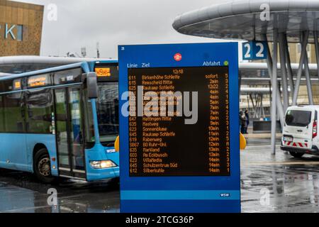 Digitaler Fahrplan, Anzeigetafel, am Zentralen Busbahnhof, Busse der WSW, am Hauptbahnhof, Wuppertal, NRW, Deutschland Busbahnhof *** digitaler Fahrplan, Anzeigetafel, am zentralen Busbahnhof, WSW-Busse, am Hauptbahnhof, Wuppertal, NRW, Deutschland Busbahnhof Stockfoto