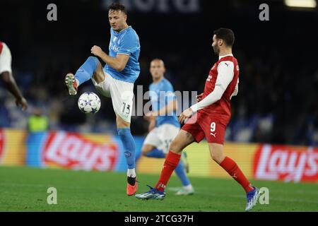 Neapel, Italien. Dezember 2023. Der Kossovari-Verteidiger Amir Rrahmani von SSC Napoli gegen Braga stellt sich am 12. Dezember 2023 im Diego Armando Maradona Stadium in Neapel, Süditalien, beim UEFA-Champions-Liga-Spiel zwischen SSC Napoli und Braga gegen Braga gegen den Ball. Quelle: Unabhängige Fotoagentur/Alamy Live News Stockfoto