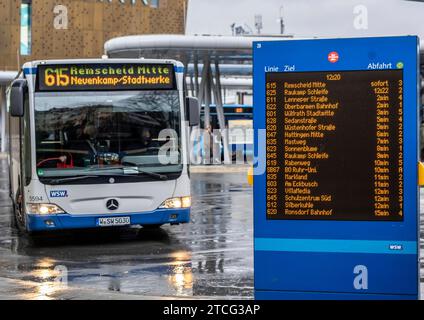 Digitaler Fahrplan, Anzeigetafel, am Zentralen Busbahnhof, Busse der WSW, am Hauptbahnhof, Wuppertal, NRW, Deutschland Busbahnhof *** digitaler Fahrplan, Anzeigetafel, am zentralen Busbahnhof, WSW-Busse, am Hauptbahnhof, Wuppertal, NRW, Deutschland Busbahnhof Stockfoto