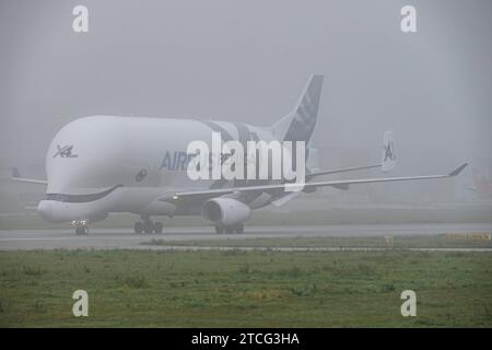 Der Airbus A330-743L Beluga XL A337 der Fluglinie Airbus Transport International 4Y / BGA mit der Registrierung F-GXLJ MSN: 1985 rollt am Flughafen Hamburg Finkenwerder EDHI/XFW. Hamburg Hamburg Deutschland *** der Airbus A330 743L Beluga XL A337 der Airbus Transport International 4Y BGA mit der Registrierung F GXLJ MSN 1985 fährt am Flughafen Hamburg Finkenwerder EDHI XFW Hamburg Deutschland Stockfoto