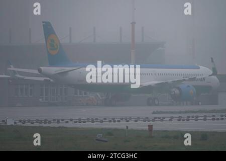 Der Airbus A321-253NX A21N der Fluglinie Uzbekistan Airways HY / UZB mit der Registrierung D-AVZQ MSN: 11091 sowie der zukünftige Registrierung UK32105 parkt am Flughafen Hamburg Finkenwerder EDHI/XFW. Hamburg Hamburg Deutschland *** der Airbus A321 253NX A21N von Usbekistan Airways HY UZB mit der Registrierung D AVZQ MSN 11091 und der zukünftigen Registrierung UK32105 parkt am Flughafen Hamburg Finkenwerder EDHI XFW Hamburg Deutschland Stockfoto