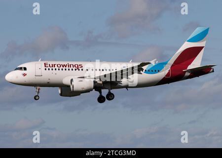 Der Airbus A319-112 A319 der Fluglinie Eurowings EW / EWG mit der Registrierung D-ABGN MSN: 3661 landet am Flughafen Hamburg Airport EDDH/HAM. Hamburg Hamburg Deutschland *** der Airbus A319 112 A319 der Fluggesellschaft Eurowings EW EWG mit der Registrierung D ABGN MSN 3661 landet am Hamburger Flughafen EDDH HAM Hamburg Deutschland Stockfoto