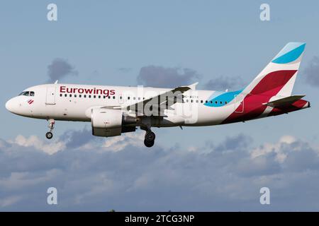 Der Airbus A319-112 A319 der Fluglinie Eurowings EW / EWG mit der Registrierung D-ASTX MSN: 3202 landet am Flughafen Hamburg Airport EDDH/HAM. Hamburg Hamburg Deutschland *** der Airbus A319 112 A319 der Fluggesellschaft Eurowings EW EWG mit der Registrierung D ASTX MSN 3202 landet am Hamburger Flughafen EDDH HAM Hamburg Hamburg Deutschland Stockfoto