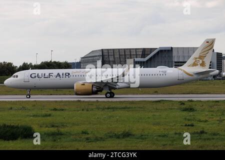 Der Airbus A321-253NX A21N der Fluglinie Gulf Air GF / GFA mit der Registrierung D-AVYO MSN: 11503 sowie der zukünftige Registrierung A9C-NG rollt am Flughafen Hamburg Finkenwerder EDHI/XFW. Hamburg Hamburg Deutschland *** der Airbus A321 253NX A21N der Fluggesellschaft Gulf Air GF GFA mit der Registrierung D AVYO MSN 11503 und der künftigen Registrierung A9C NG fährt am Flughafen Hamburg Finkenwerder EDHI XFW Hamburg Deutschland Stockfoto