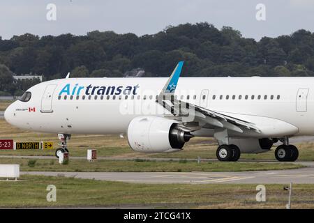 Der Airbus A321-271NX A21N der Fluglinie Air Transat TS / TSC mit der Registrierung C-GOIP MSN: 10848 rollt am Flughafen Hamburg Finkenwerder EDHI/XFW. Hamburg Hamburg Deutschland *** der Airbus A321 271NX A21N der Airline Air Transat TS TSC mit der Registrierung C GOIP MSN 10848 fährt am Flughafen Hamburg Finkenwerder EDHI XFW Hamburg Deutschland Stockfoto