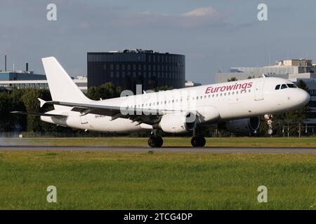 Der Airbus A320-214 A320 der Fluglinie Eurowings EW/EWG, Betreiber Avion Express Malta, mit der Registrierung 9H-MLE MSN: 04767 landet am Flughafen Hamburg Airport EDDH/HAM. Hamburg Deutschland *** Airbus A320 214 A320 der Fluggesellschaft Eurowings EW EWG , Betreiber Avion Express Malta, mit Registrierung 9H MLE MSN 04767 landet am Flughafen Hamburg EDDH HAM Hamburg Hamburg Deutschland Stockfoto