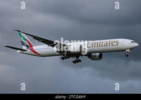 Die Boeing 777-31HER B77W der Fluglinie Emirates EK / VAE mit der Registrierung A6-ENV MSN: 41368 landet am Flughafen Hamburg Airport EDDH/HAM. Hamburg Deutschland *** die Boeing 777 31H er B77W von Emirates EK VAE mit der Registrierung A6 ENV MSN 41368 landet am Flughafen Hamburg Hamburg Hamburg Deutschland Stockfoto