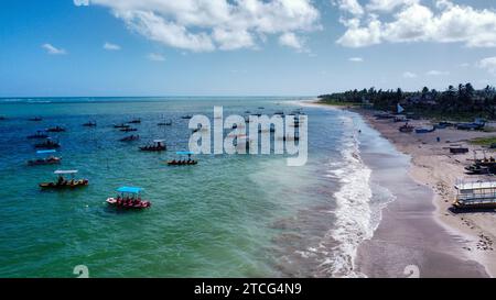 Farbenfrohe Boote auf dem Wasser in San Miguel de Milagres in Brasilien. Stockfoto