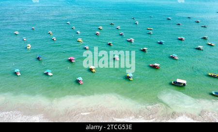 Farbenfrohe Boote auf dem Wasser in San Miguel de Milagres in Brasilien. Stockfoto