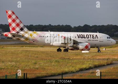 Der Airbus A319-111 A319 der Fluglinie Volotea V7 / VOE mit der Registrierung EC-NDH MSN: 03403 rollt am Flughafen Hamburg Finkenwerder EDHI/XFW. Hamburg Hamburg Deutschland *** der Airbus A319 111 A319 der Fluggesellschaft Volotea V7 VOE mit der Registrierung EC NDH MSN 03403 fährt am Flughafen Hamburg Finkenwerder EDHI XFW Hamburg Deutschland Stockfoto