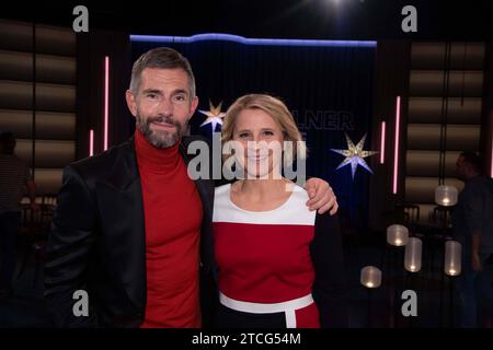 Von links: Micky BEISENHERZ, Moderator, Susan LINK, Moderatorin, Gastgeber der Sendung Koelner Treff im WDR Fernsehen, 12.12.2023. *** Von links Micky BEISENHERZ, Moderatorin, Susan LINK, Moderatorin, Moderatorin der Sendung Koelner Treff im WDR-Fernsehen, 12 12 2023 Stockfoto