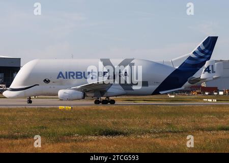 Der Airbus A330-743L Beluga XL A337 der Fluglinie Airbus Transport International 4Y / BGA mit der Registrierung F-GXLJ MSN: 1985 rollt am Flughafen Hamburg Finkenwerder EDHI/XFW. Hamburg Hamburg Deutschland *** der Airbus A330 743L Beluga XL A337 der Airbus Transport International 4Y BGA mit der Registrierung F GXLJ MSN 1985 fährt am Flughafen Hamburg Finkenwerder EDHI XFW Hamburg Deutschland Stockfoto