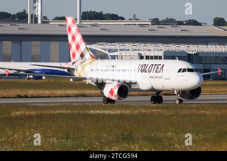 Der Airbus A319-112 A319 der Fluglinie Volotea V7 / VOE mit der Registrierung EC-NDG MSN: 03364 rollt am Flughafen Hamburg Finkenwerder EDHI/XFW. Hamburg Hamburg Deutschland *** der Airbus A319 112 A319 der Fluggesellschaft Volotea V7 VOE mit der Registrierung EC NDG MSN 03364 fährt am Flughafen Hamburg Finkenwerder EDHI XFW Hamburg Deutschland Stockfoto