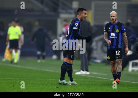 Mailand, Italien. Dezember 2023. Lautaro Martinez vom FC Internazionale gibt während des Spiels der UEFA Champions League zwischen dem FC Internazionale und Real Sociedad am 12. Dezember 2023 im Stadio Giuseppe Meazza in Mailand, Italien. Quelle: Marco Canoniero/Alamy Live News Stockfoto