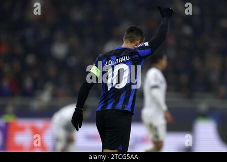 Mailand, Italien. Dezember 2023. Lautaro Martinez vom FC Internazionale gibt während des Spiels der UEFA Champions League zwischen dem FC Internazionale und Real Sociedad am 12. Dezember 2023 im Stadio Giuseppe Meazza in Mailand, Italien. Quelle: Marco Canoniero/Alamy Live News Stockfoto