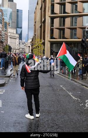 Demonstranten, die zum Beginn eines Pro-Palästina-marsches eintreffen und einen Waffenstillstand der laufenden Militäroffensive von Gaza durch die israelische Verteidigung fordern Stockfoto