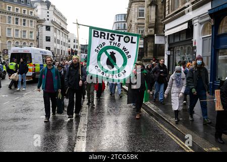 Demonstranten, die zum Beginn eines Pro-Palästina-marsches eintreffen und einen Waffenstillstand der laufenden Militäroffensive von Gaza durch die israelische Verteidigung fordern Stockfoto