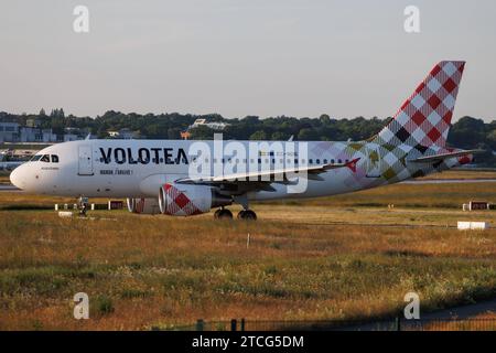 Der Airbus A319-112 A319 der Fluglinie Volotea V7 / VOE mit der Registrierung EC-NDG MSN: 03364 rollt am Flughafen Hamburg Finkenwerder EDHI/XFW. Hamburg Hamburg Deutschland *** der Airbus A319 112 A319 der Fluggesellschaft Volotea V7 VOE mit der Registrierung EC NDG MSN 03364 fährt am Flughafen Hamburg Finkenwerder EDHI XFW Hamburg Deutschland Stockfoto