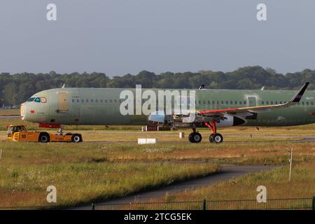 Der Airbus A321-271NX A21N der Fluglinie Volaris Y4 / VOI mit der Registrierung D- MSN: 11544 rollt am Flughafen Hamburg Finkenwerder EDHI/XFW. Hamburg Hamburg Deutschland *** der Airbus A321 271NX A21N der Fluggesellschaft Volaris Y4 VOI mit der Registrierung D MSN 11544 fährt am Flughafen Hamburg Finkenwerder EDHI XFW Hamburg Deutschland Stockfoto