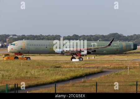 Der Airbus A321-271NX A21N der Fluglinie Volaris Y4 / VOI mit der Registrierung D- MSN: 11544 rollt am Flughafen Hamburg Finkenwerder EDHI/XFW. Hamburg Hamburg Deutschland *** der Airbus A321 271NX A21N der Fluggesellschaft Volaris Y4 VOI mit der Registrierung D MSN 11544 fährt am Flughafen Hamburg Finkenwerder EDHI XFW Hamburg Deutschland Stockfoto