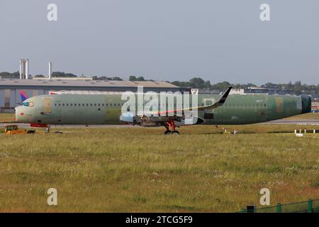 Der Airbus A321-271NX A21N der Fluglinie Volaris Y4 / VOI mit der Registrierung D- MSN: 11544 rollt am Flughafen Hamburg Finkenwerder EDHI/XFW. Hamburg Hamburg Deutschland *** der Airbus A321 271NX A21N der Fluggesellschaft Volaris Y4 VOI mit der Registrierung D MSN 11544 fährt am Flughafen Hamburg Finkenwerder EDHI XFW Hamburg Deutschland Stockfoto