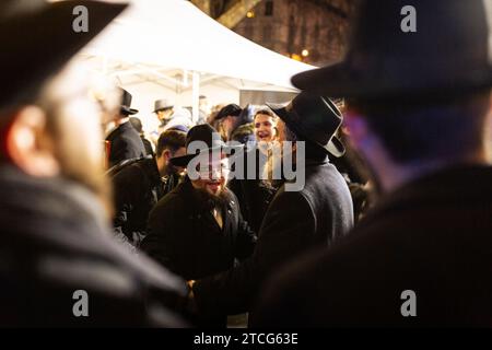 Paris, Frankreich. Dezember 2023. Jüdische Männer sahen während der Hanukkah-Feierlichkeiten am Place de Bastille tanzen. Der fünfte Tag der Hanukkah-Festlichkeiten in Paris fand am Place de Bastille statt. Hanukkah ist ein jüdisches fest, das an die Erholung Jerusalems erinnert. Das Festival wird durch das Anzünden der Kerzen eines Kerzenleuchters mit neun Zweigen, die gemeinhin Menora oder Hanukkiah genannt werden, beobachtet. (Foto: Telmo Pinto/SOPA Images/SIPA USA) Credit: SIPA USA/Alamy Live News Stockfoto