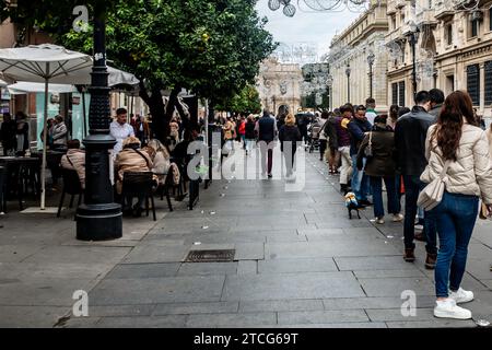 Eine Schlange in Sevilla, Spanien, um Tickets für die besondere Weihnachtslotterie, bekannt als El Gordo, zu erhalten. Am 22. Dezember Stockfoto