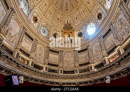 Majestätische Kuppeldecke mit künstlerischen Fresken in der Kathedrale von Sevilla, Spanien, die zum UNESCO-Weltkulturerbe gehört Stockfoto