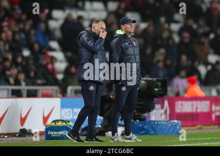 Sunderland, Großbritannien. Dezember 2023. Mike Dodds, Manager von Sunderland, sieht sich beim Spiel Sunderland AFC gegen Leeds United FC Skybet EFL Championship am 12. Dezember 2023 im Stadium of Light, Sunderland, England, Großbritannien an. Credit: Every Second Media/Alamy Live News Stockfoto