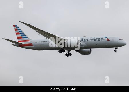 Die Boeing 787-9 Dreamliner B789 der Fluglinie American Airlines AA / AAL mit der Registrierung N821AN MSN: 40640 landet am Flughafen London Heathrow Airport EGLL/lhr. London Greater London Vereinigtes Königreich *** die Boeing 787 9 Dreamliner B789 der American Airlines AA AAL mit der Eintragung N821AN MSN 40640 landet am Flughafen London Heathrow EGLL lhr London Greater London Vereinigtes Königreich Stockfoto