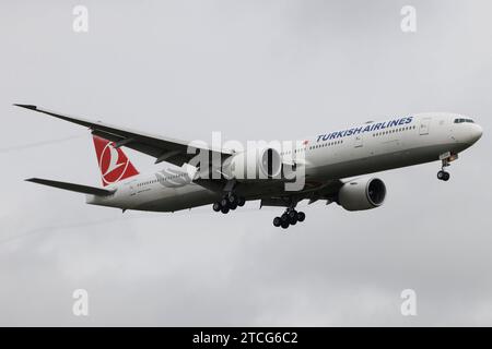 Die Boeing 777-36NER B77W der Fluglinie Turkish Airlines TK / THY mit der Registrierung TC-LKA MSN: 41818 landet am Flughafen London Heathrow Airport EGLL/lhr. London Greater London Vereinigtes Königreich *** Boeing 777 36N er B77W von Turkish Airlines TK THY mit Registrierung TC LKA MSN 41818 landet am Flughafen London Heathrow EGLL lhr London Greater London Vereinigtes Königreich Stockfoto