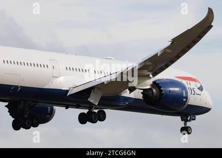 Die Boeing 787-9 Dreamliner B789 der Fluglinie British Airways BA / BAW mit der Registrierung G-ZBKL MSN: 38628 landet am Flughafen London Heathrow Airport EGLL/lhr. London Greater London Vereinigtes Königreich *** Boeing 787 9 Dreamliner B789 von British Airways BA BAW mit der Registrierung G ZBKL MSN 38628 landet am Flughafen London Heathrow EGLL lhr London Greater London Vereinigtes Königreich Stockfoto