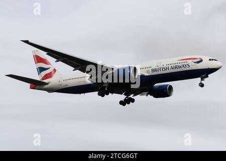 Die Boeing 777-236ER B772 der Fluglinie British Airways BA / BAW mit der Registrierung G-YMMI MSN: 30310 landet am Flughafen London Heathrow Airport EGLL/lhr. London Greater London Vereinigtes Königreich *** Boeing 777 236 er B772 von British Airways BA BAW mit der Registrierung G YMMI MSN 30310 landet am Flughafen London Heathrow EGLL lhr London Greater London Vereinigtes Königreich Stockfoto