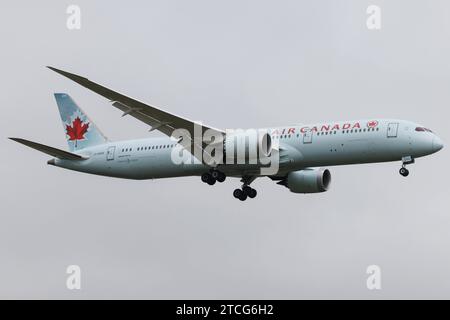 Die Boeing 787-9 Dreamliner B789 der Fluglinie Air Canada AC / ACA mit der Registrierung C-FGHZ MSN: 37169 landet am Flughafen London Heathrow Airport EGLL/lhr. London Greater London Vereinigtes Königreich *** die Boeing 787 9 Dreamliner B789 der Fluggesellschaft Air Canada AC ACA mit der Registrierung C FGHZ MSN 37169 landet am Flughafen London Heathrow EGLL lhr London Greater London Vereinigtes Königreich Stockfoto