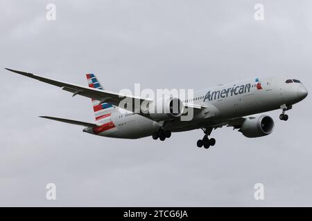 Die Boeing 787-9 Dreamliner B789 der Fluglinie American Airlines AA / AAL mit der Registrierung N841AN MSN: 40657 landet am Flughafen London Heathrow Airport EGLL/lhr. London Greater London Vereinigtes Königreich *** die Boeing 787 9 Dreamliner B789 der American Airlines AA AAL mit der Eintragung N841AN MSN 40657 landet am Flughafen London Heathrow EGLL lhr London Greater London Vereinigtes Königreich Stockfoto