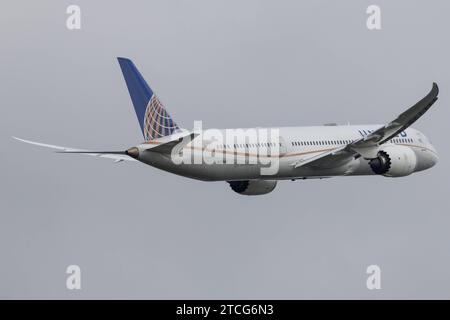 Die Boeing 787-9 Dreamliner B789 der Fluglinie United Airlines UA / UAL mit der Registrierung N27964 MSN: 37813 landet am Flughafen London Heathrow Airport EGLL/lhr. London Greater London Vereinigtes Königreich *** die Boeing 787 9 Dreamliner B789 von United Airlines UA UAL mit der Eintragung N27964 MSN 37813 landet am Flughafen London Heathrow EGLL lhr London Greater London Vereinigtes Königreich Stockfoto