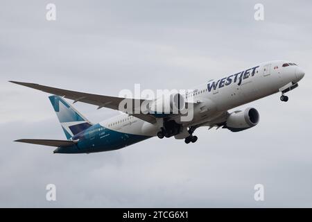 Die Boeing 787-9 Dreamliner B789 der Fluglinie WestJet WS / WJA mit der Registrierung C-GUDO MSN: 64976 gestartet vom Flughafen London Heathrow Airport EGLL/lhr. London Greater London Vereinigtes Königreich *** die Boeing 787 9 Dreamliner B789 der Fluggesellschaft WestJet WS WJA mit der Registrierung C GUDO MSN 64976 startet vom Flughafen London Heathrow EGLL lhr London Greater London Vereinigtes Königreich Stockfoto