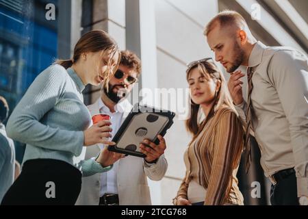Ein Unternehmensteam aus Geschäftsleuten diskutiert Markttrends, analysiert Finanzdaten und erarbeitet innovative Ideen für die globale Expansion. Stockfoto