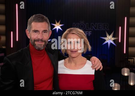 Von links: Micky BEISENHERZ, Moderator, Susan LINK, Moderatorin, Gastgeber der Sendung Koelner Treff im WDR Fernsehen, 12.12.2023. *** Von links Micky BEISENHERZ, Moderatorin, Susan LINK, Moderatorin, Moderatorin der Sendung Koelner Treff im WDR-Fernsehen, 12 12 2023 Stockfoto