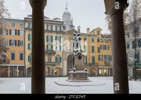 Frost und Schnee in Europa. Stadt unter starkem Schneefall. Schneebedeckter Platz im historischen Zentrum von Varese, Platz del Podestà, corso Matteotti, Italien Stockfoto