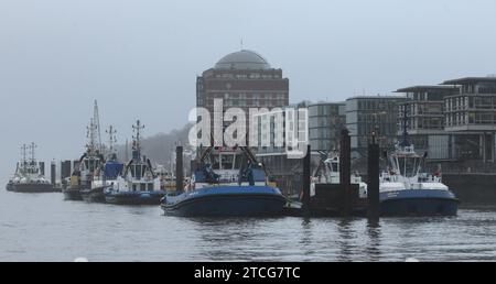 Schlepper liegen am Dienstagmorgen bei dichtem Nebel im Hamburger Hafen. Altona Hamburg *** Schlepper liegen Dienstagmorgen im Hafen von Hamburg Altona Hamburg im dichten Nebel Stockfoto